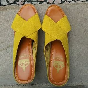 Crown Vintage Size 9 Wedged Sandals